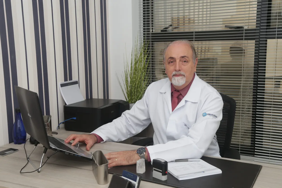 Dr. José Albino em seu consultório