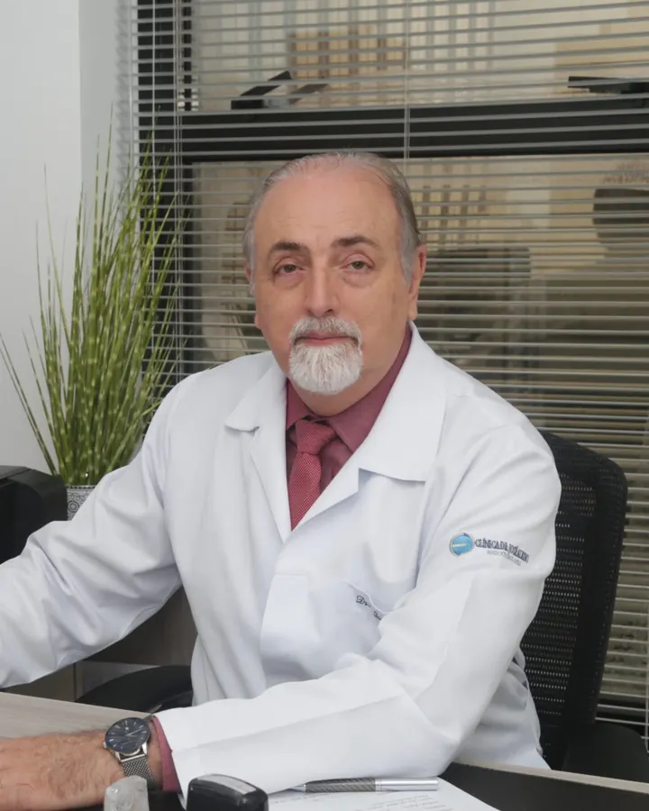 Dr. José Albino em seu consultório no Centro de Florianópolis